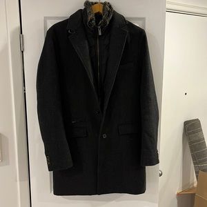 MEN’S SPECKLED BLACK WOOL COAT WITH DETATCHABLE DOUBLE LAYER